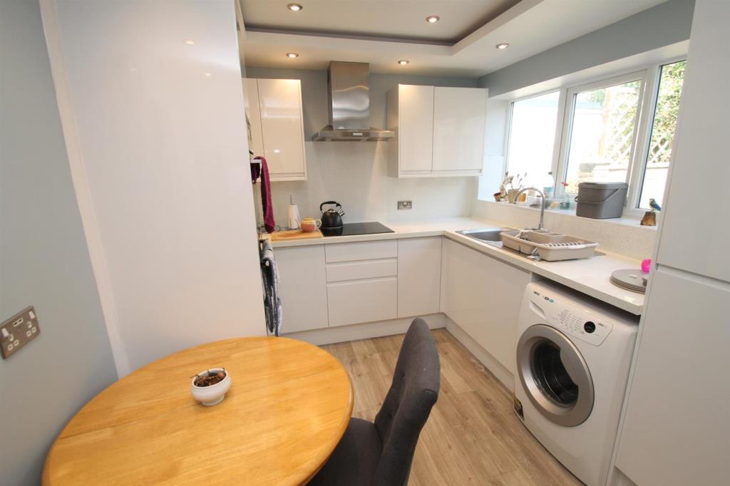Lot: 49 - WELL PRESENTED SEMI-DETACHED HOUSE - Fitted kitchen with dining table